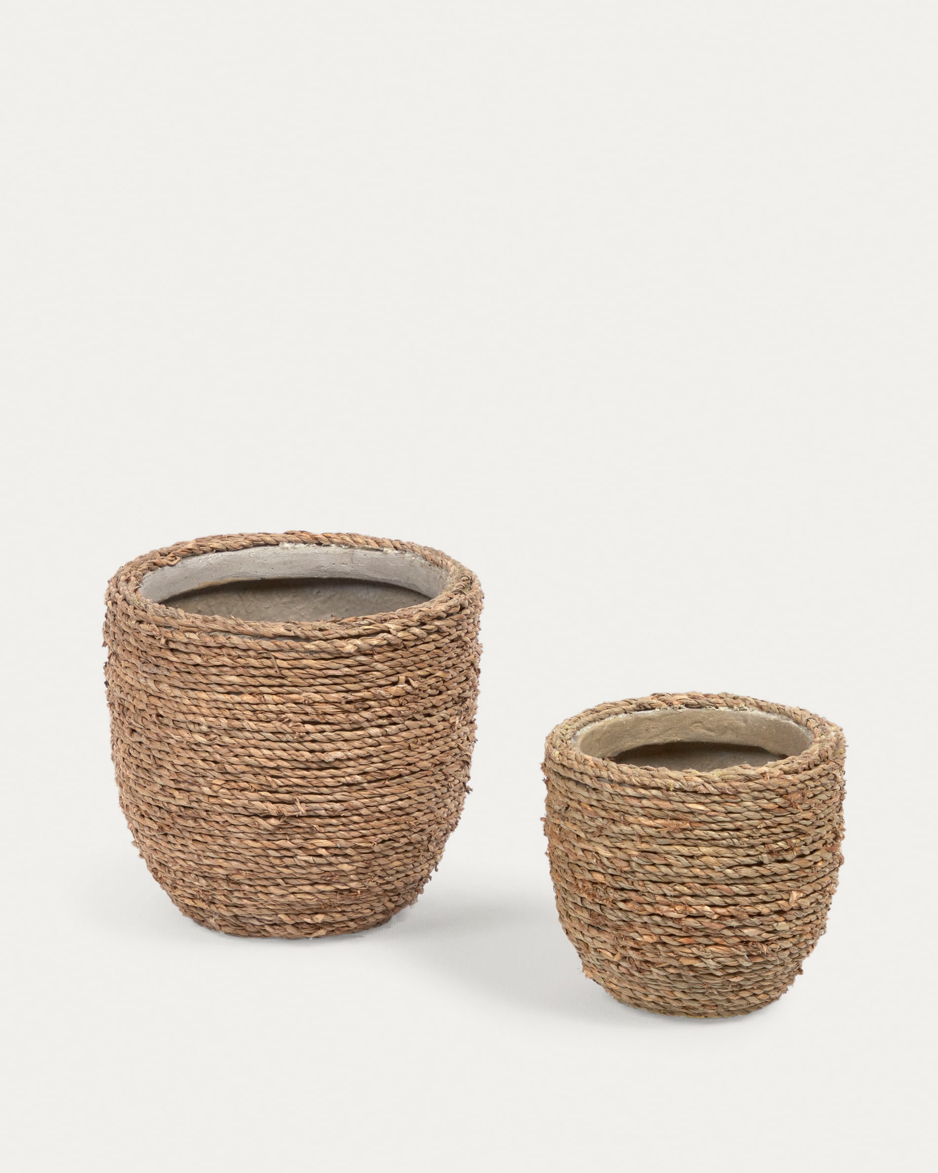 Ensemble Tamim de 2 cache-pots en ciment finition naturelle Ø 17 cm / Ø 22 cm | Kave Home