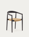 Στοιβαζόμενη καρέκλα εξωτερικού χώρου Ydalia από μαύρο μασίφ ξύλο τικ και συνθετικό κορδόνι rattan