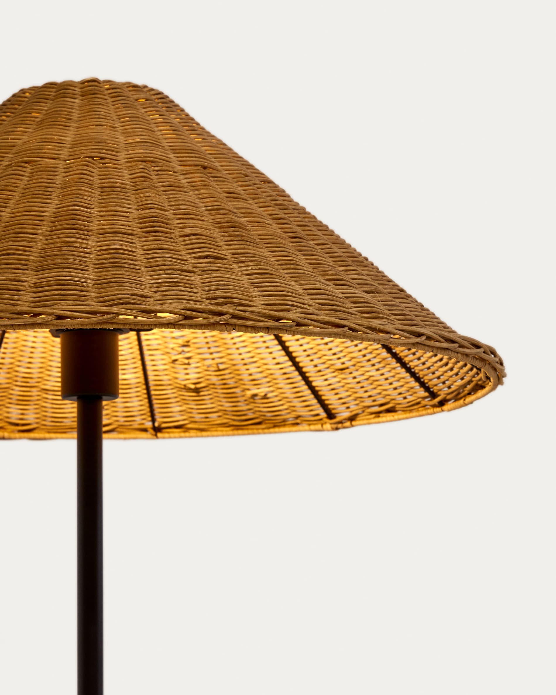 Lampada da terra country nera con paralume in rattan - Kata