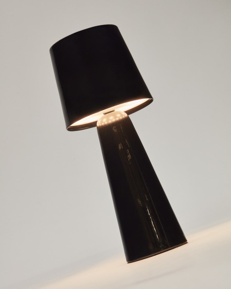 Lampada da tavolo Arenys piccola in metallo verniciato nero con adattatore  | Kave Home