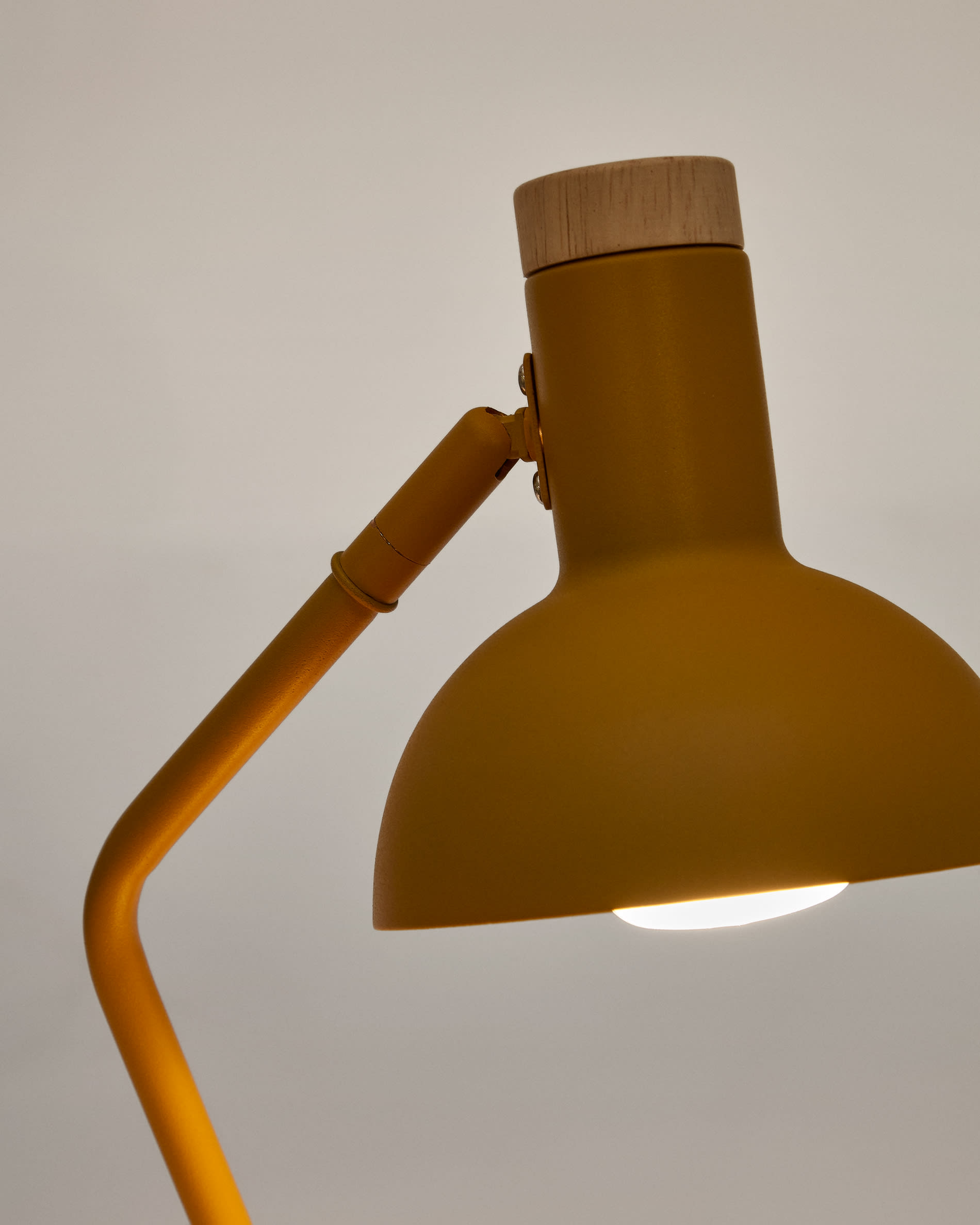 Katia Schreibtischlampe aus Holz Metall | Kave und Home senffarbenem