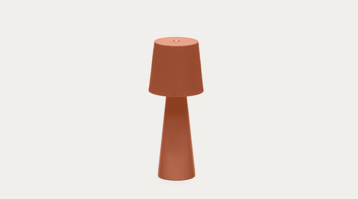 Petite lampe de table extérieure Arenys en métal avec finition terracotta | Kave Home®