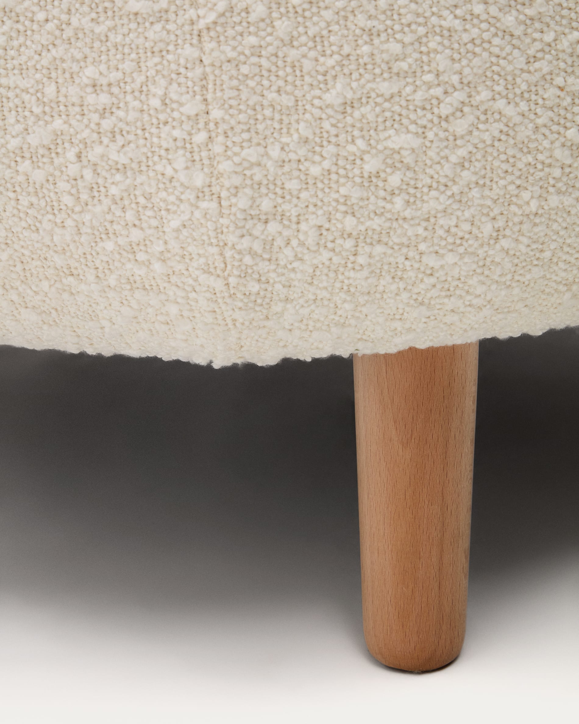 Poltrona Luisa in shearling bianco con gambe di legno di faggio massiccio