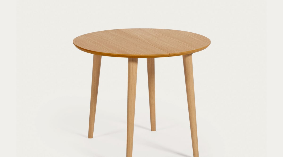 Oqui extendable oval table with an oak veneer and solid wood legs