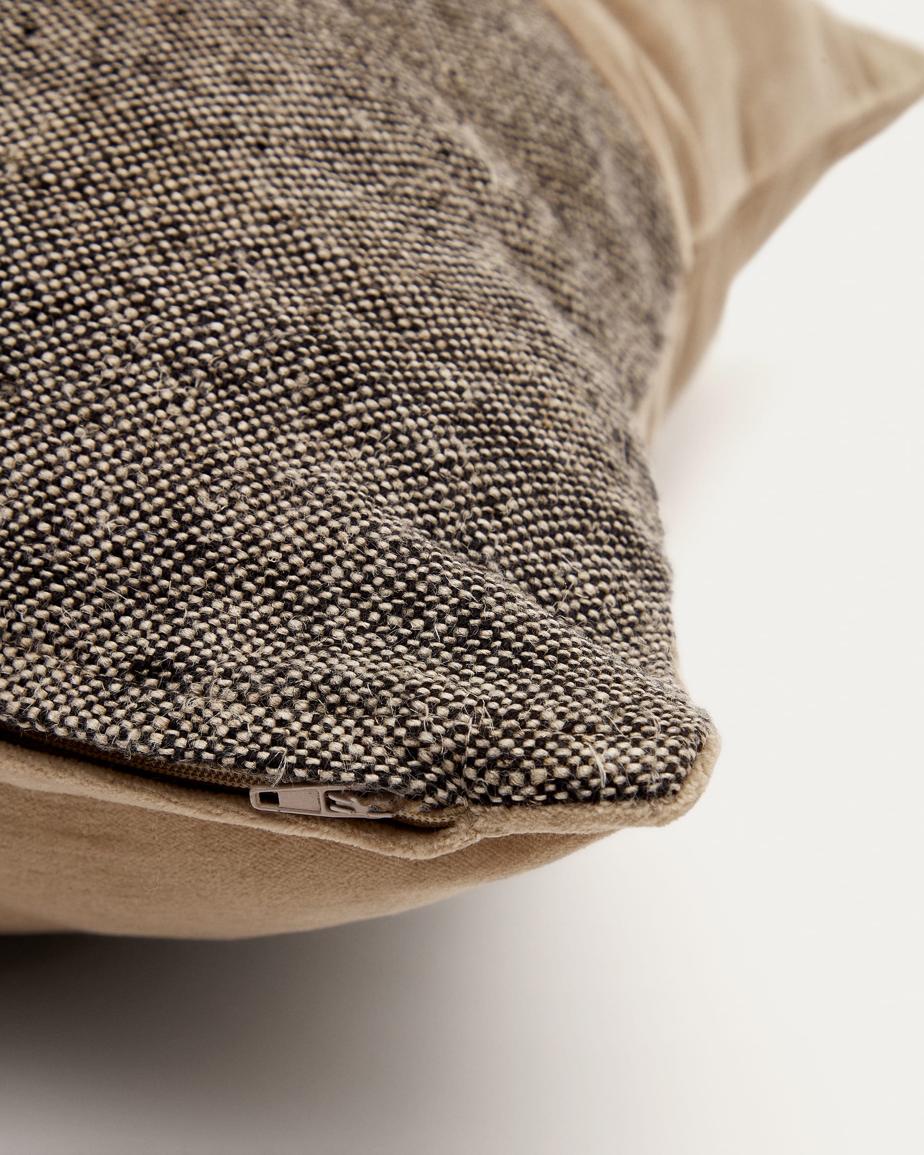 Federa cuscino Mikayla in lino e cotone stampato e velluto nero e naturale  45 x 45 cm