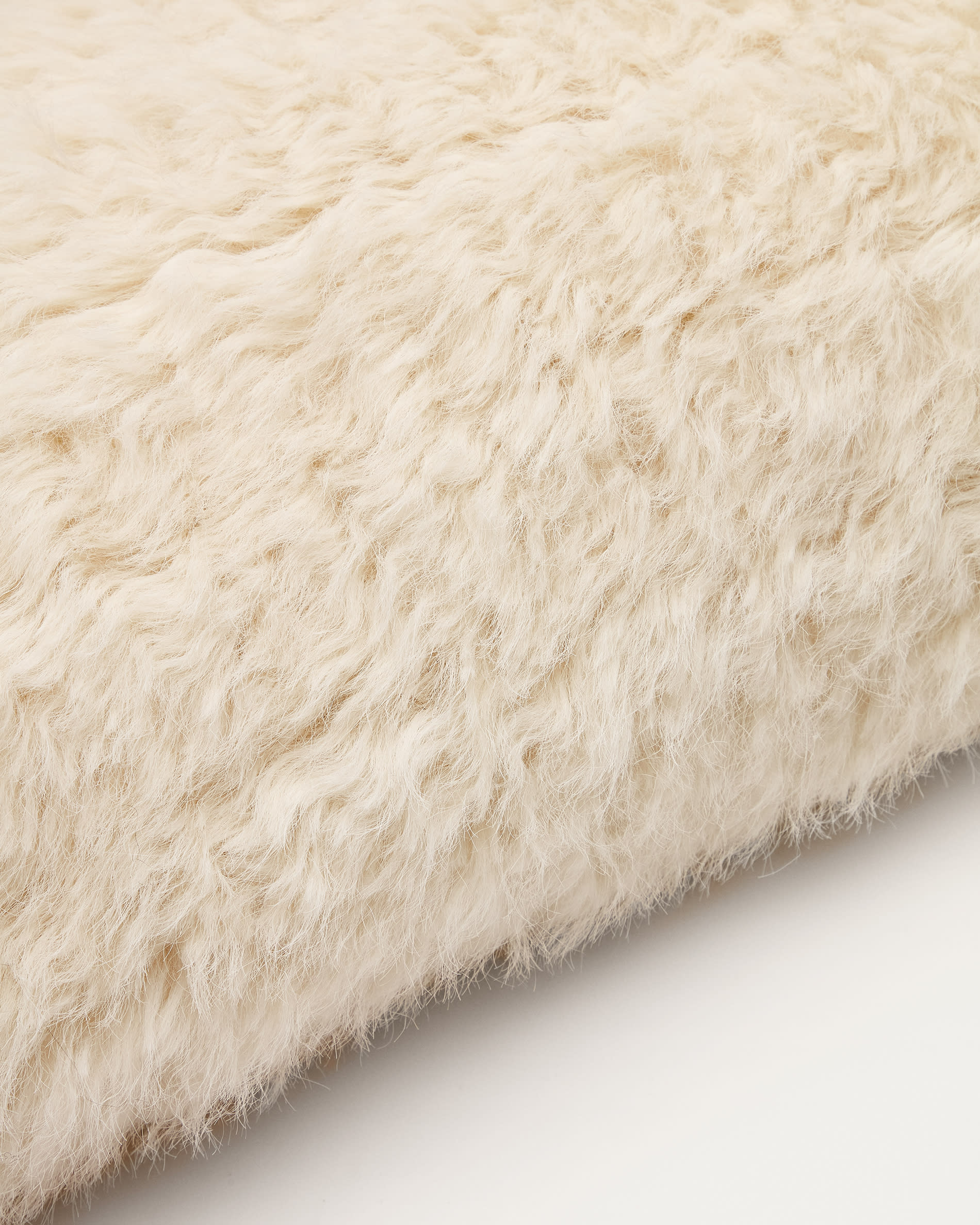 Cuscino Silvy di pelo bianco 40 x 60 cm | Kave Home