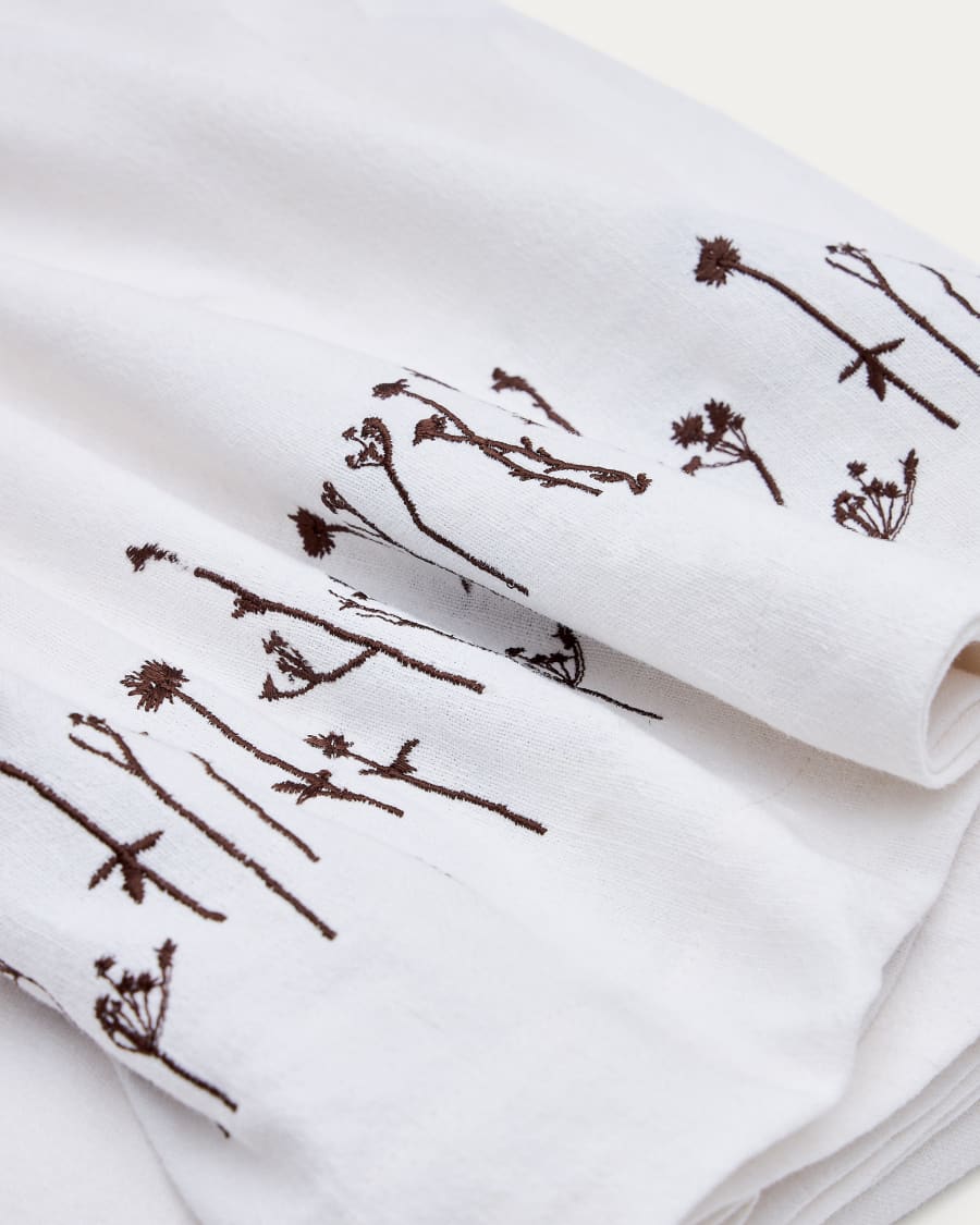 Mada Tischdecke aus Leinen und Baumwolle in Weiß und Stickerei mit  Blumenmotiven in Braun 150 x 250 cm | Kave Home®
