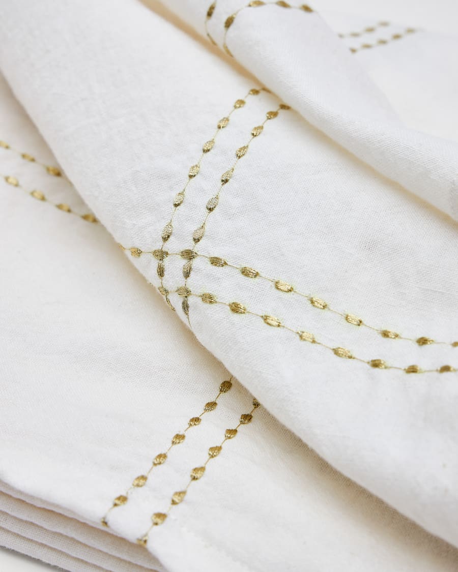 Marek Tischdecke aus Baumwolle und weißem Leinen mit Stickerei mit  goldfarbener Doppelnaht 150 x 250 cm | Kave Home®