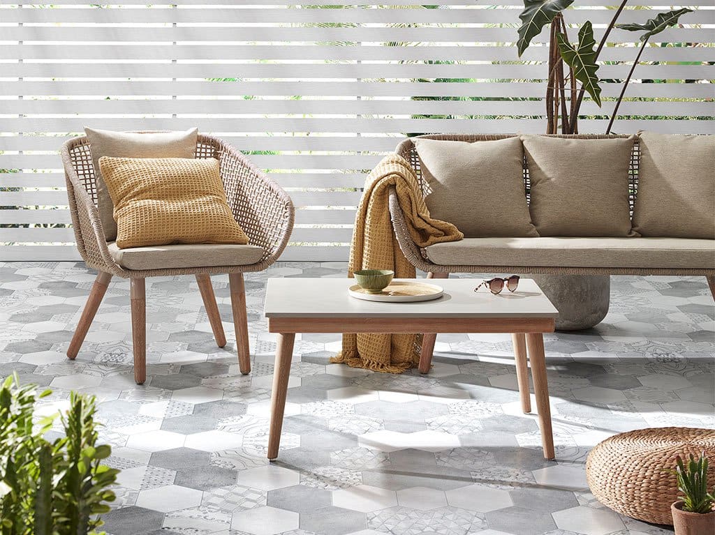 interiorismo-diseC3B1o-madera-cemento-cuerda-mesa-sillon-sofa-exterior.jpg