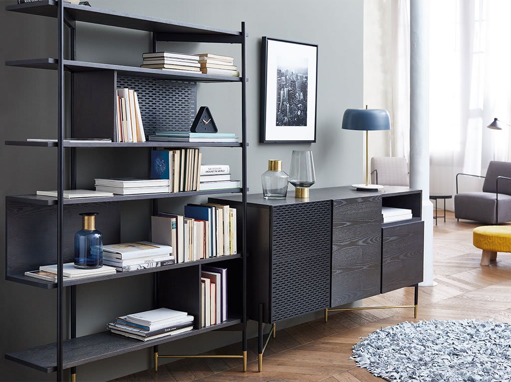 interiorismo-diseño-madera-metal-dorado-salon-recibidor-estanteria-mueble